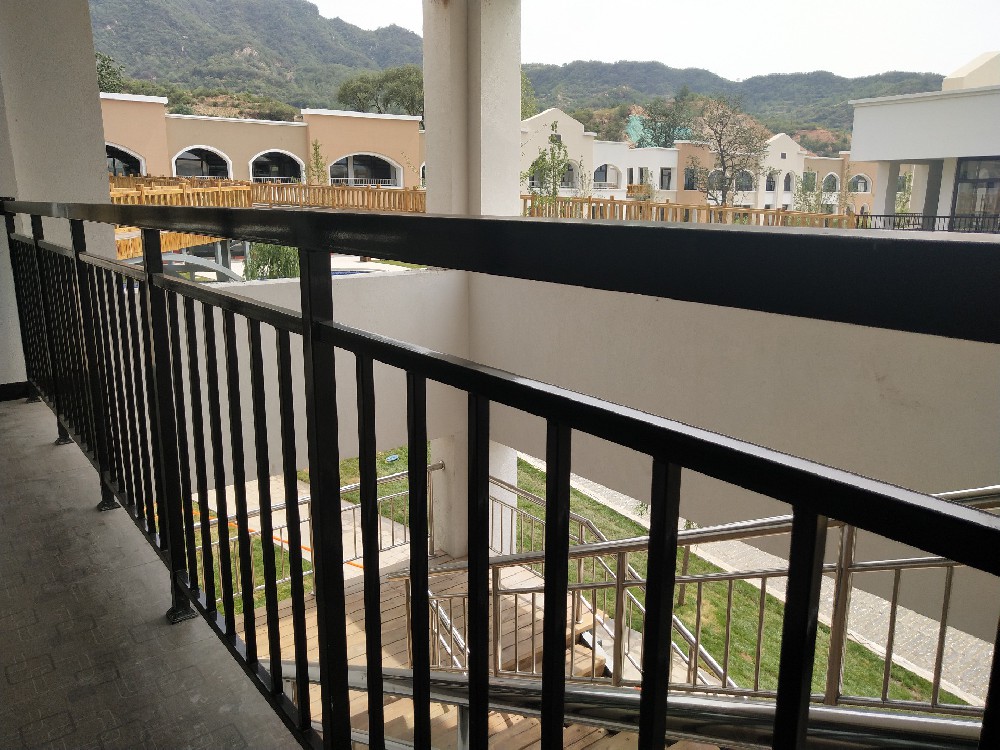 守護(hù)金屬護(hù)欄之美：探索專(zhuān)業(yè)醇酸面漆的卓越維護(hù)之道