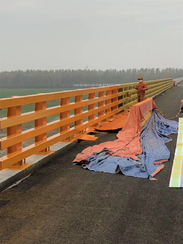 金屬護欄煥發光彩，晨虹醇酸工業高光磁漆守護安全美學